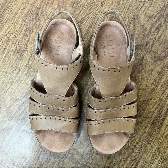SOUL Naturalizer Beacon Studded Tan Beige Leather Sandals Size 8 - Picture 4 of 13